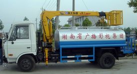 隨車吊灑水車圖片